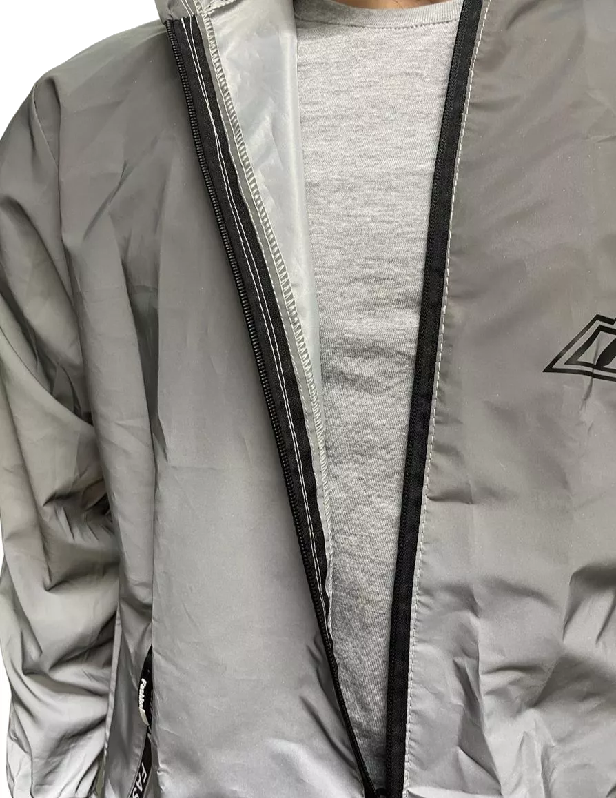 Chaqueta Reflectiva Con Capucha En Tela Reflectante Semi Impermeable - Imagen 3